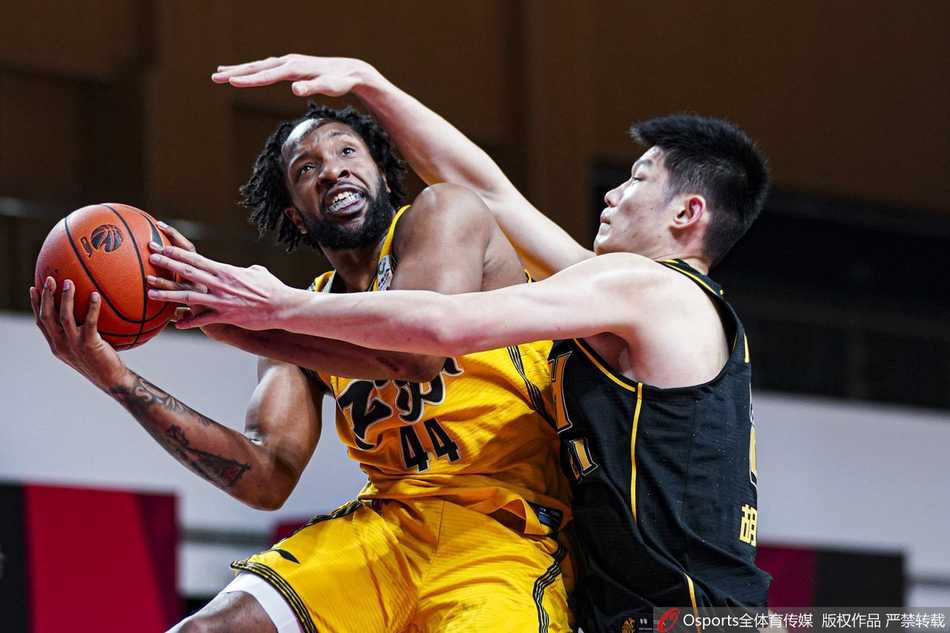 江苏肯帝亚主教练李楠在场边激情指挥，手势飞舞，向场上球员大声传达战术意图。