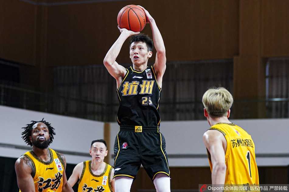 比赛结束后，江苏肯帝亚队员黄荣奇与队友击掌庆祝这场来之不易的胜利，笑容灿烂。