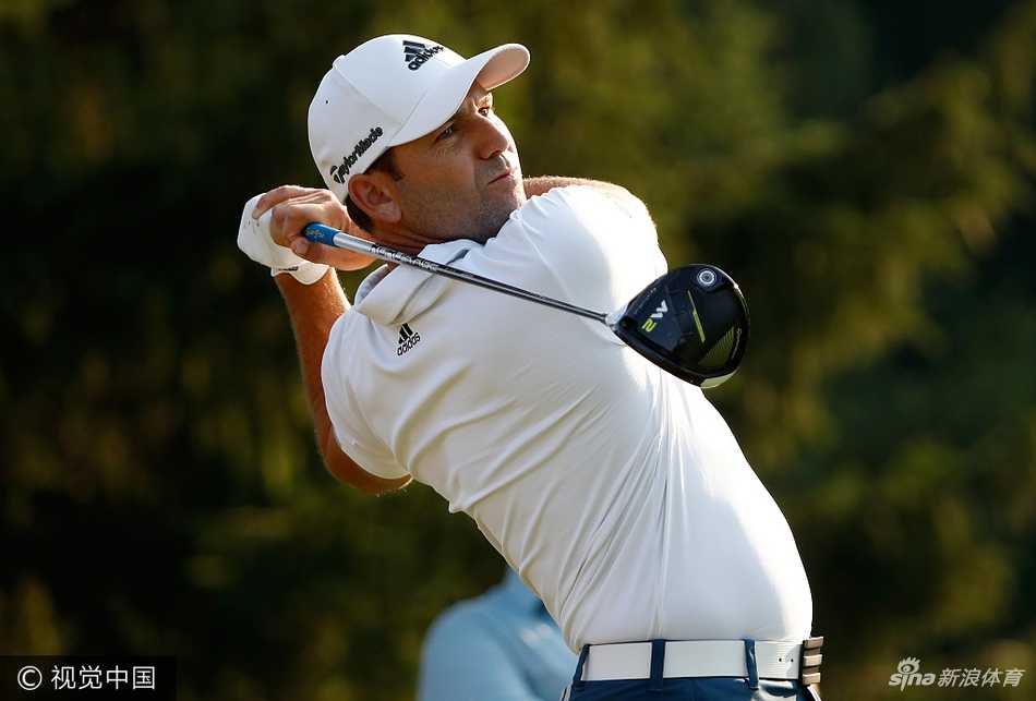 世界第一达斯汀·约翰逊在比赛中大力挥杆，展现出其标志性的、充满力量的击球瞬间