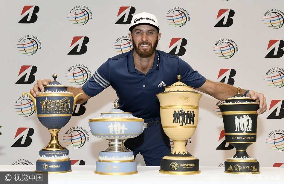 达斯汀·约翰逊在练习场使用铁杆击球，动作流畅而稳定，小球在空中划出精准的弹道