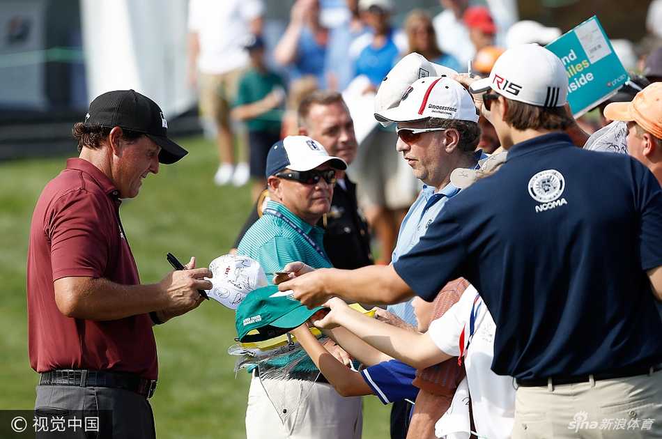 贾斯汀·托马斯在赛前进行专注的推杆练习，眼神紧盯球路