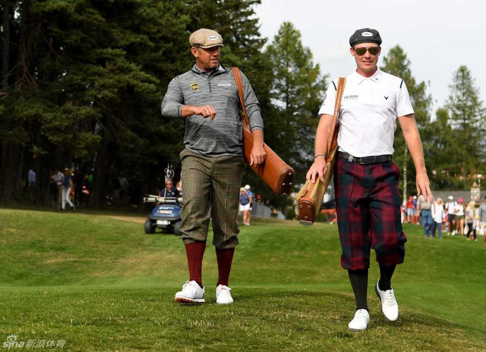 丹尼·威利特在练习轮中展现出专注的绅士姿态，衣着得体，举止从容，体现了现代高尔夫球员的优雅风范。