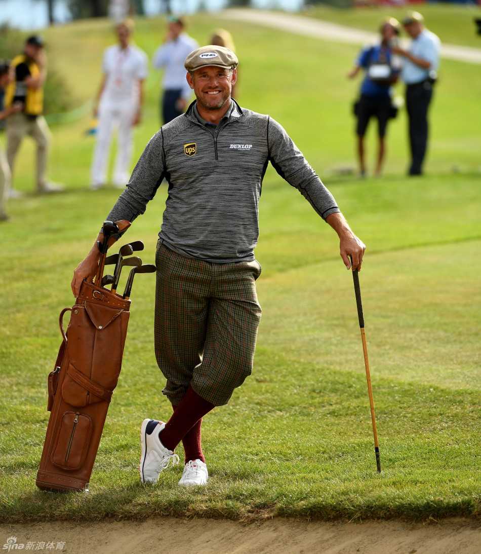 一位球员以极其优雅流畅的姿势完成收杆，动作如教科书般标准，在阳光下定格为力量与美感并存的白金时刻。