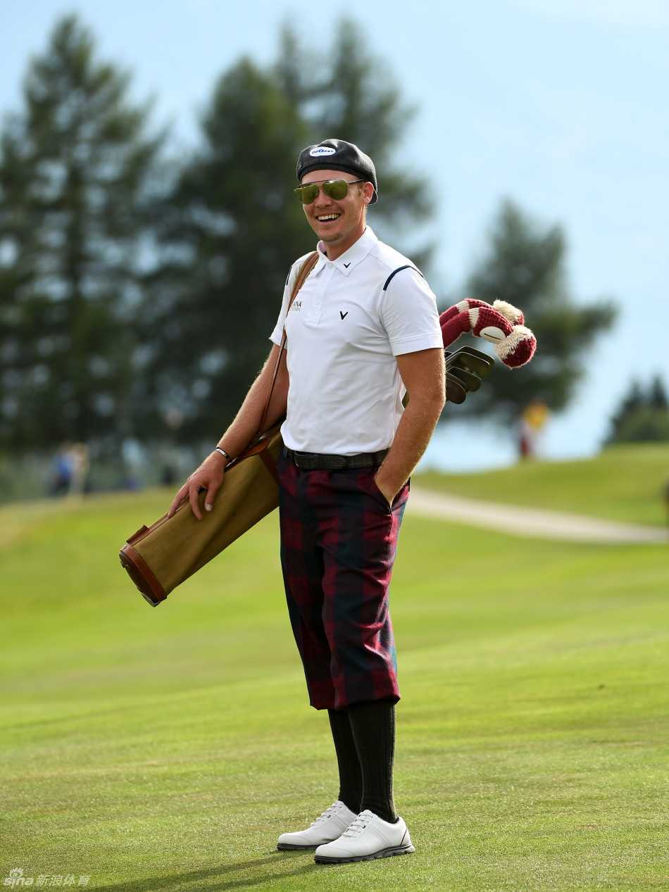 丹尼·威利特身着复古灯笼裤造型，在果岭旁自信挥杆，将经典时尚与现代高尔夫运动完美结合。
