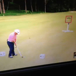 高尔夫球在水面连续弹跳，上演水上漂奇迹