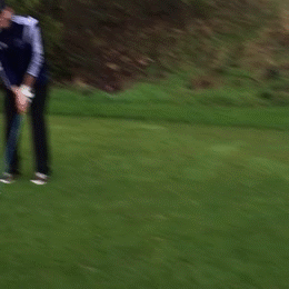 小白球划出完美抛物线，精准落入球洞