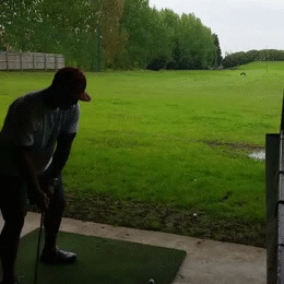 高尔夫球杆意外脱手飞出，球员一脸错愕