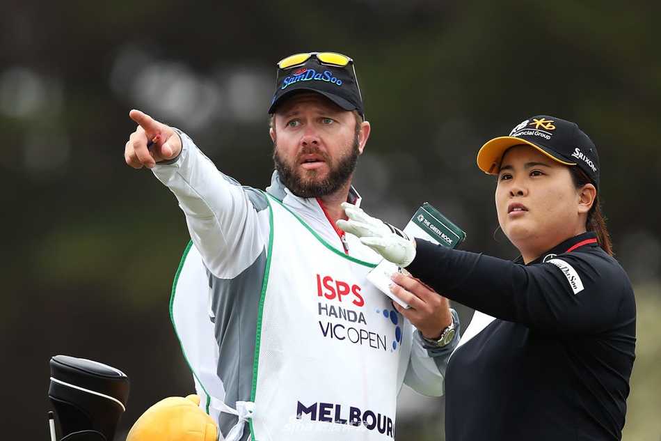 韩国球员柳箫然（右）与李晶恩在比赛中同行，专注讨论战术