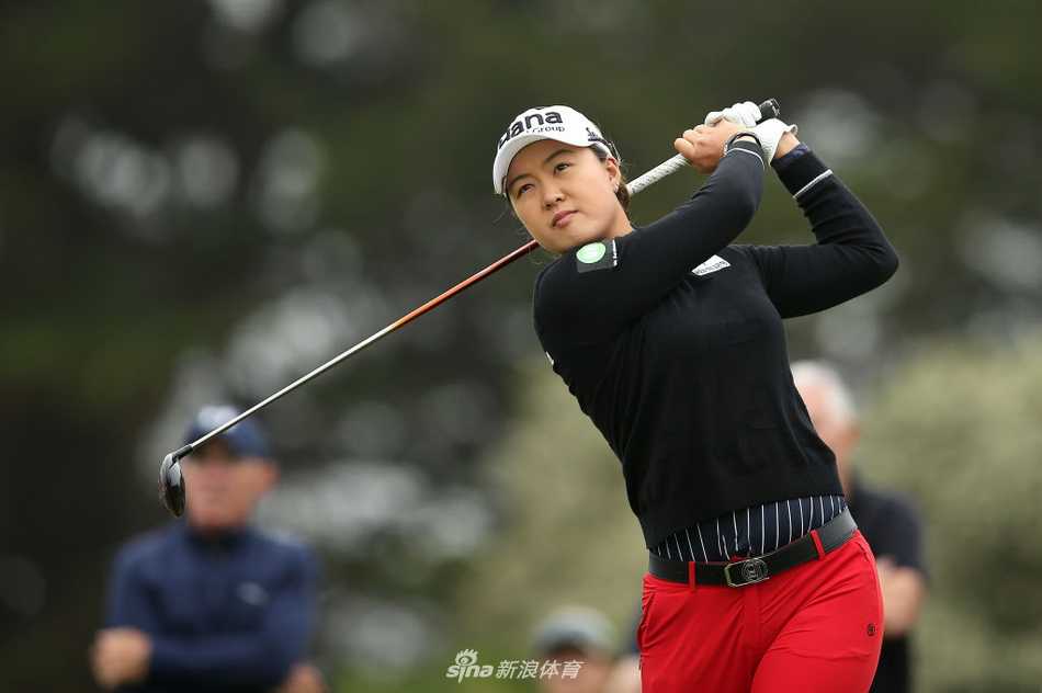 汉娜-格林在沙坑中处理困难球位，神情专注而坚定