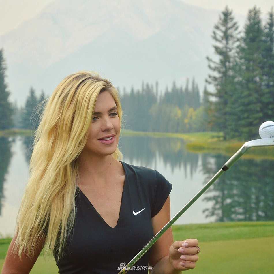 特写镜头捕捉肯齐凝神思考击球策略的瞬间，碧蓝的眼睛如清澈湖水，映衬着球场的绿意，彰显出运动员的智慧与专注