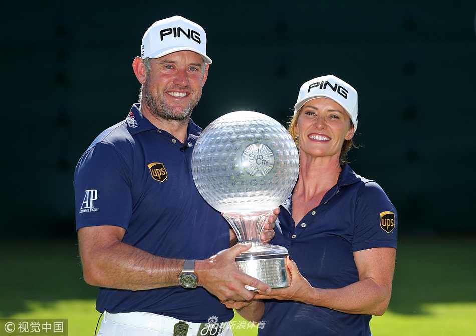 李·维斯特伍德力压群雄，高举冠军奖杯，眼中闪烁着职业生涯晚期的璀璨光芒