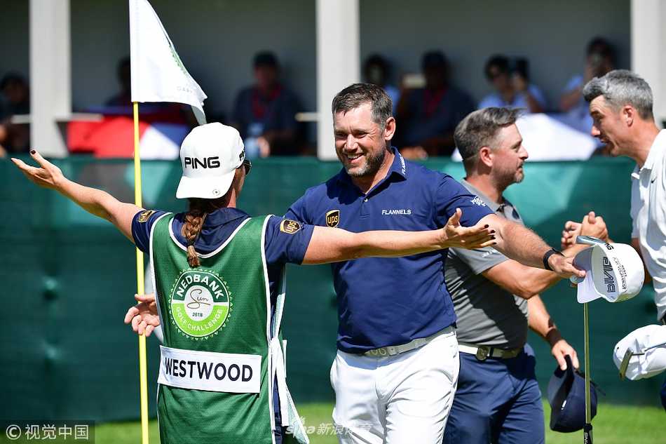 中国球员吴阿顺在关键推杆进洞后，紧握拳头激情呐喊，释放比赛压力