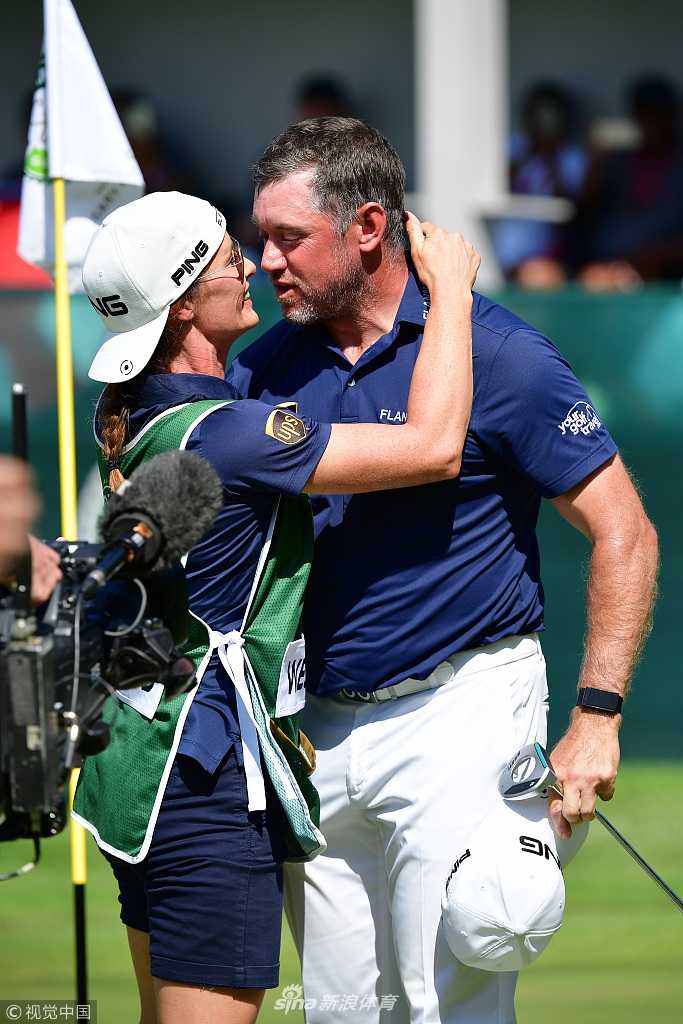 众多球员与观众环绕，维斯特伍德在人群中央捧杯，享受众星捧月的荣耀时刻