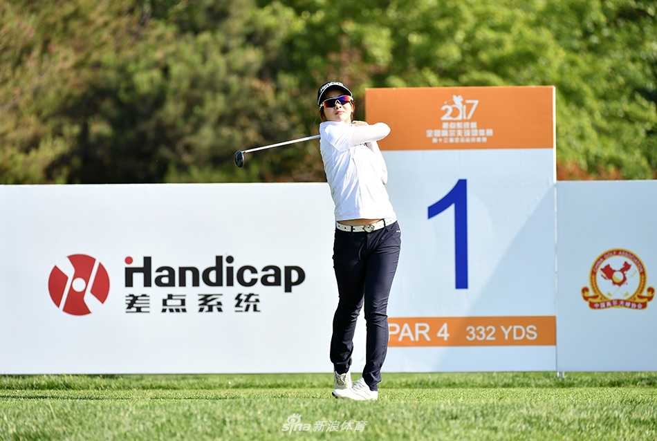 陈利庆在比赛中凝神思考下一杆策略，表情沉着冷静