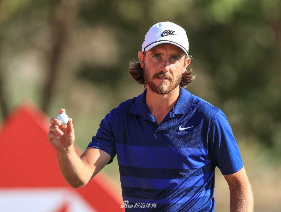 维斯特伍德在获胜瞬间振臂欢呼，身后竞争对手弗利特伍德等人微笑着为他鼓掌