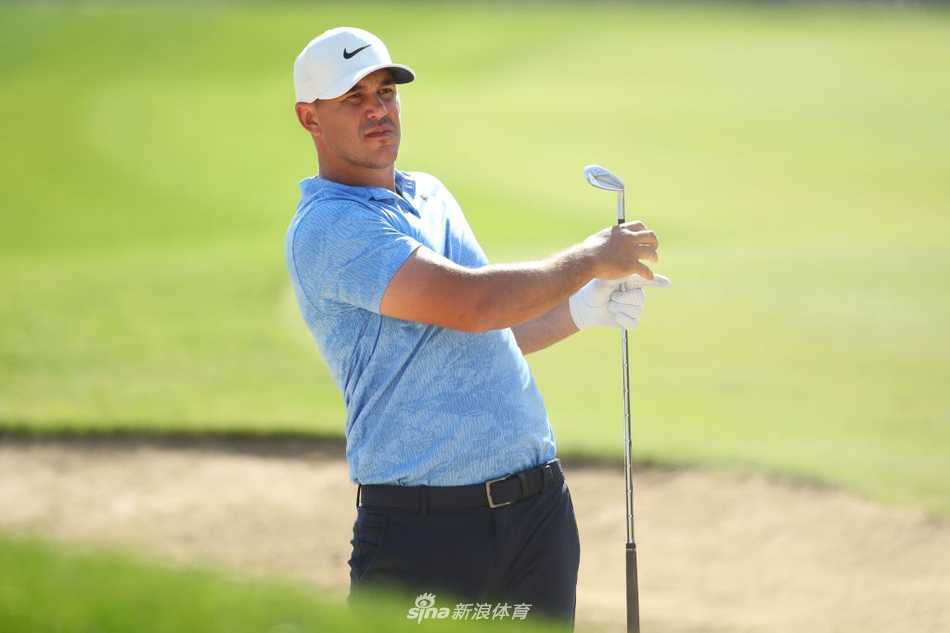 维斯博格在果岭上仔细斟酌推杆路线，眉头微蹙，沉浸在比赛的思考中