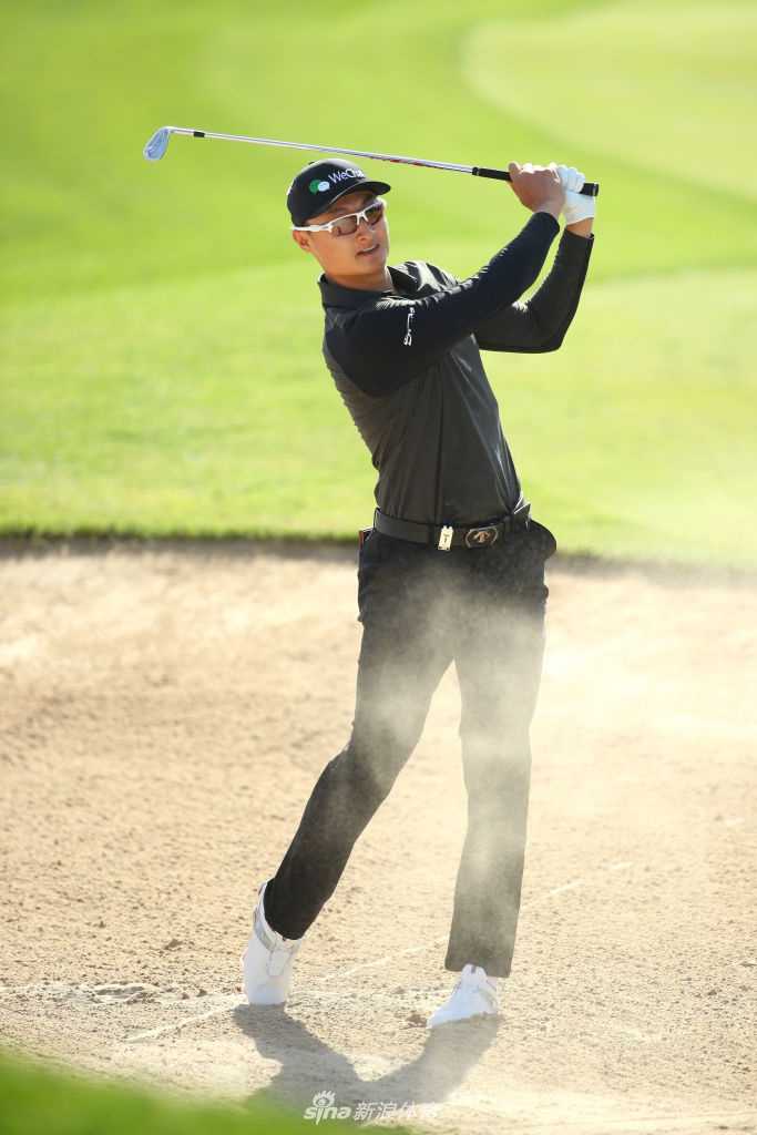 科普卡在比赛中全力挥杆开球，身体肌肉线条紧绷，展现出惊人的爆发力