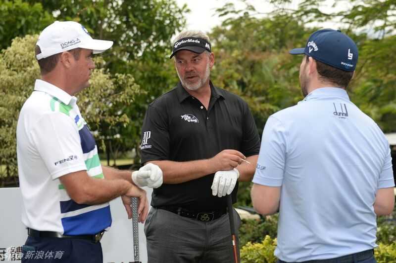 保尔特在果岭边俯身，以独特的角度仔细观察小白球的落点与草地纹理，仿佛在阅读一篇由自然写就的复杂文章。