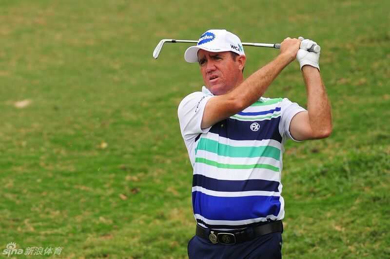 卫冕冠军亨德利在开球前神情沉稳，目光如炬地凝视远方球道，尽显王者风范与对比赛的绝对专注。