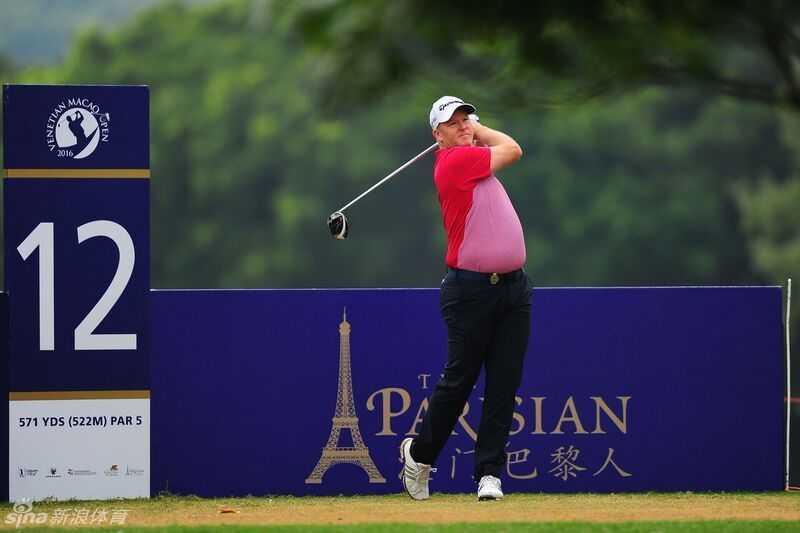 保尔特面露标志性的自信笑容，似乎对刚刚的一杆充满满意，展现出他张扬的个性与享受比赛的独特魅力。