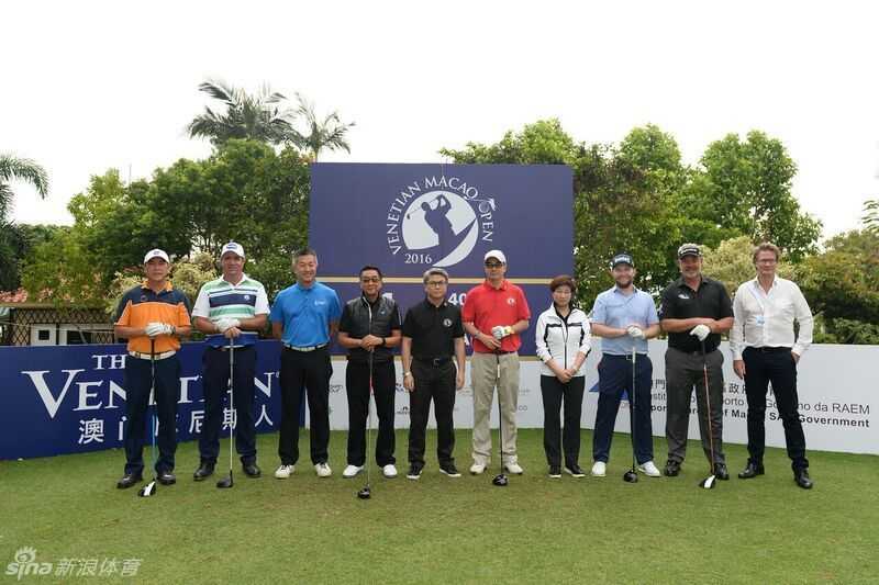 克拉克与亨德利一同举起冠军奖杯，笑容灿烂，共享胜利的狂喜与荣耀，闪耀的奖杯见证了他们所有的汗水与努力。