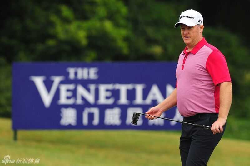 南非名将格雷斯与北爱尔兰选手克拉克在完成一轮比赛后轻松收杆，两人神情愉悦，享受着竞技之后的片刻松弛与交流。