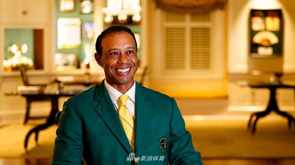 晚宴现场长桌全景，洁白的桌布上银器与水晶杯熠熠生辉，绿夹克们围坐一堂，气氛温馨而庄重，墙上投射着柔和的光晕。