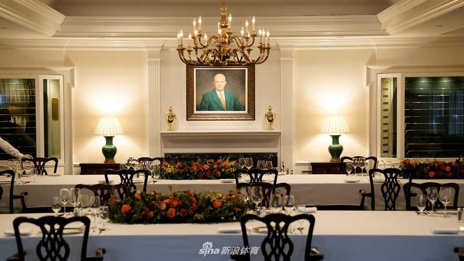 晚宴结束后，冠军们陆续离场，背影在奥古斯塔俱乐部经典的走廊中渐行渐远，绿夹克的身影融入夜色，留下无尽的传奇余韵。