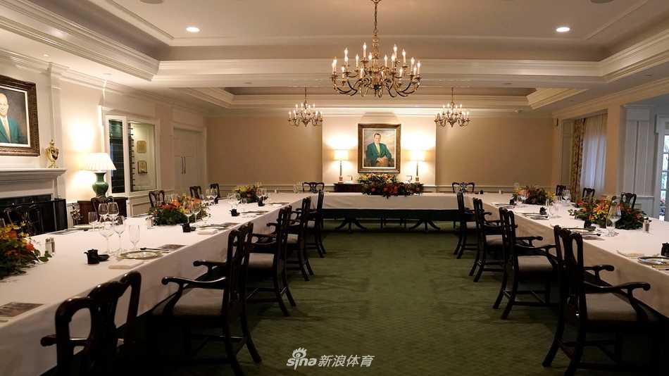 老虎伍兹与2020年备受瞩目的年轻冠军们围站一处，他正分享着比赛经验，众人聆听专注，展现高尔夫运动的新老传承。