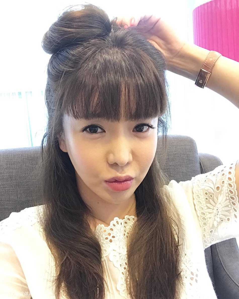 粉红豹克里默以她经典的粉色系装扮亮相，向观众挥手致意，风格鲜明