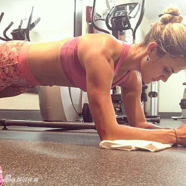 田仁智开心地向镜头展示她收到的一双新款高尔夫球鞋，眼神中充满欣喜