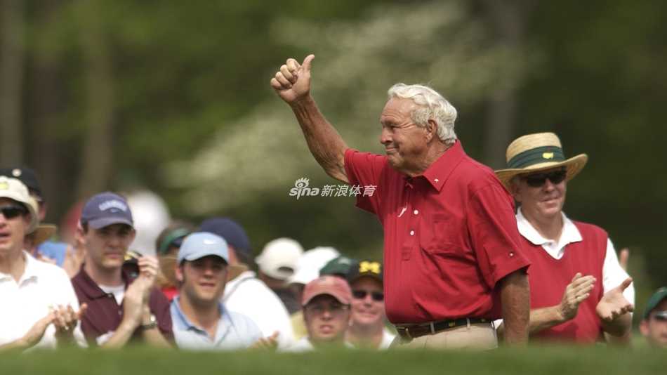 夕阳余晖下的奥古斯塔第18洞果岭，仿佛在静候一位新王的加冕。