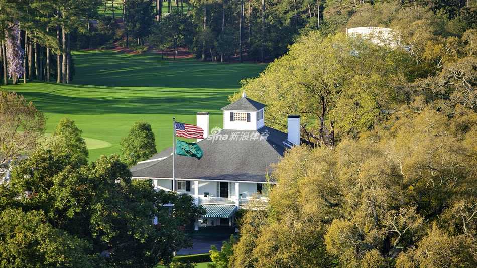 白色小球在万众瞩目下缓缓滚向洞杯，时间在那一刻仿佛完全静止。