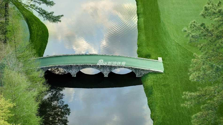 米克尔森在关键时刻凝视球道，眼神中写满了破釜沉舟的决心。