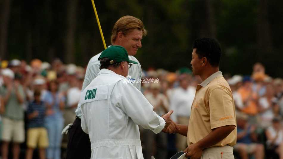 米克尔森与家人相拥庆祝，绿夹克在聚光灯下散发着梦想成真的光芒。