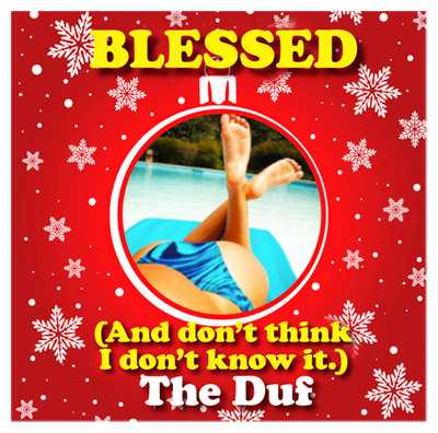 布巴·沃森面带淳朴笑容，身处简约农舍前，手持充满乡土气息的圣诞贺卡，散发亲切的田园氛围。