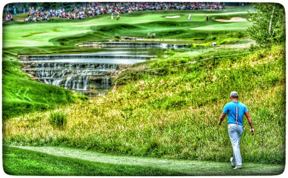 高尔夫球如一颗白色星辰，在翠绿的果岭上划出优雅弧线，直指球洞，瞬间凝聚了所有力量与期望。