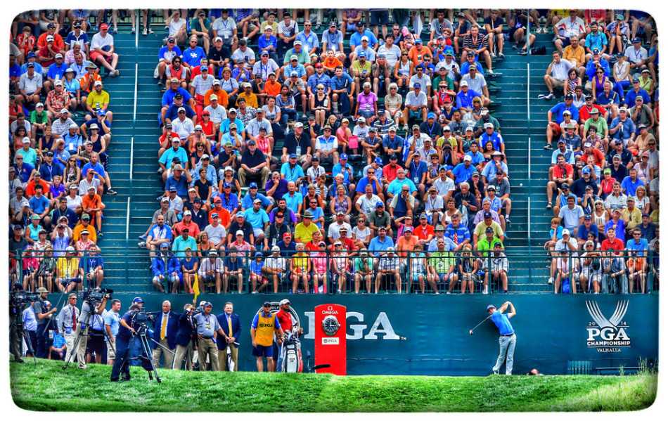 一名高尔夫球手在暮色笼罩的球道上孤独前行，长长的身影与广阔天地融为一体，象征着挑战大满贯赛事的漫漫征途。