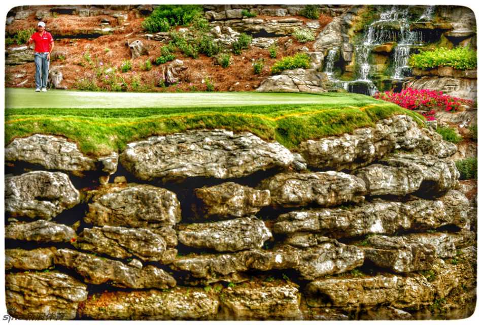 开阔的球道如翠绿色缎带笔直延伸向远方发球台，两旁树木整齐列队，其规整与秩序之美令人联想到精心养护的飞机跑道。