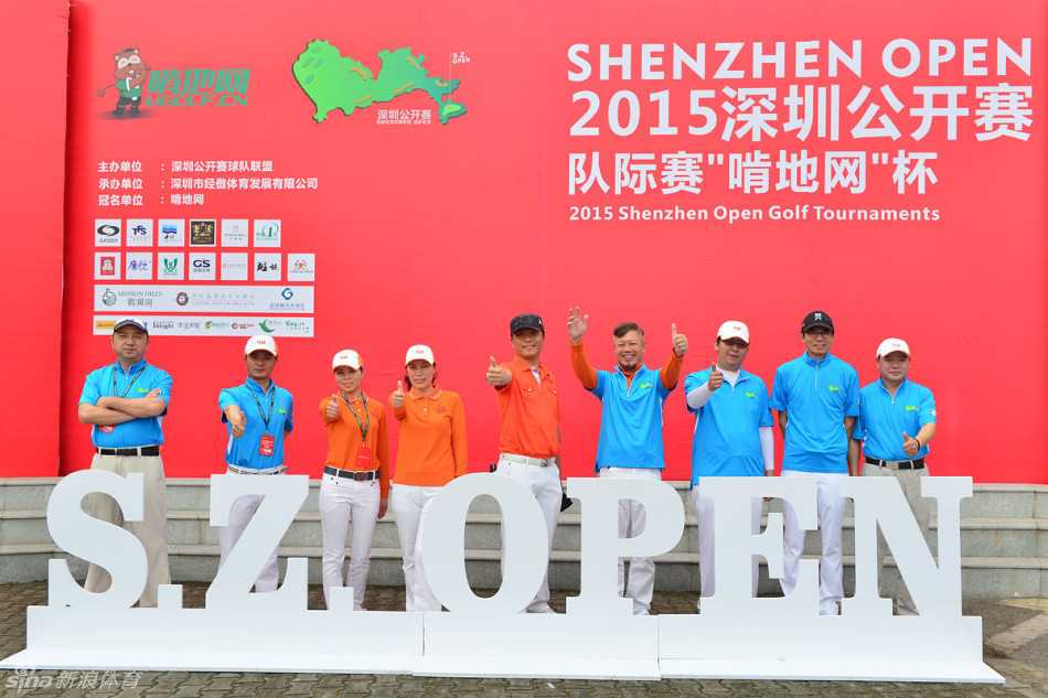 超越财富俱乐部全体球员在开球仪式前精神抖擞的集体合影，背后是沐浴在晨光中的辽阔高尔夫球场