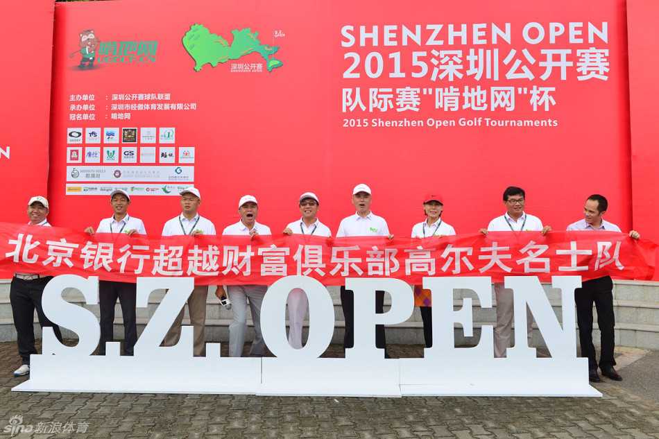 赛事结束后全体参赛队员在金色夕阳下的温馨大合影，奖杯在人群中闪耀着荣耀的光芒