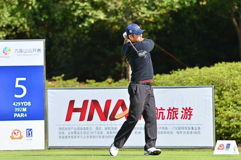 韩国选手HONG Juhyun在人群中挥手致意，展现优雅风范与亲和力。