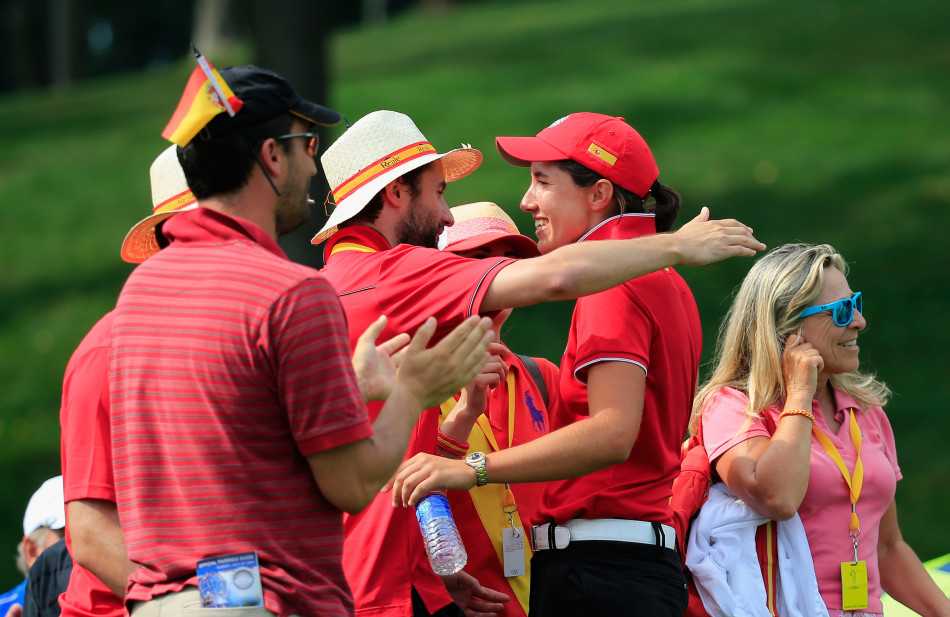 宫里美香优雅侧身，完成一记标准流畅的挥杆，球杆与身形划出和谐动人的曲线。