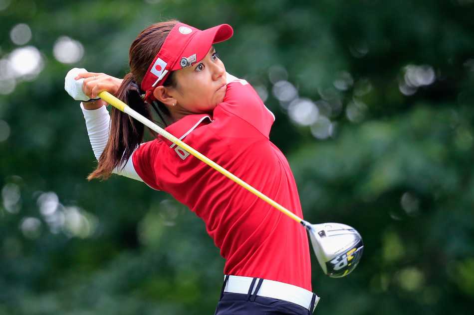 金光闪闪的冠军奖杯静静陈列，等待着它的主人，见证新一代球后的加冕时刻。