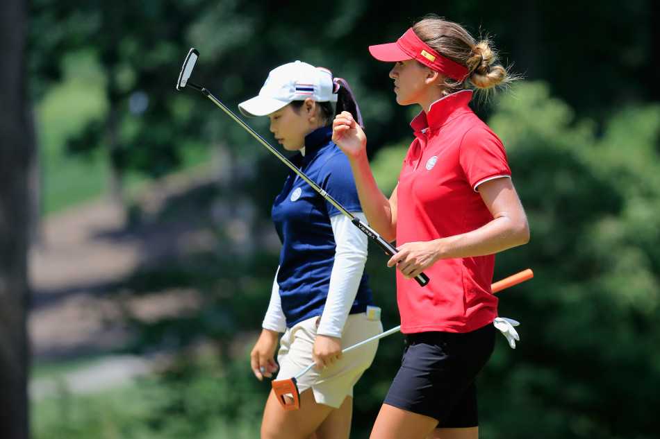 球员夺冠后与团队激情相拥，脸上洋溢的狂喜泪水与灿烂笑容，是艰辛付出后最甜蜜的释放。