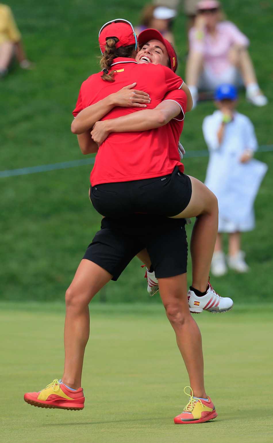 鲜艳的韩国国旗在看台上飘扬，热情的韩国球迷正为祖国的英雄儿女呐喊助威，场面热烈。