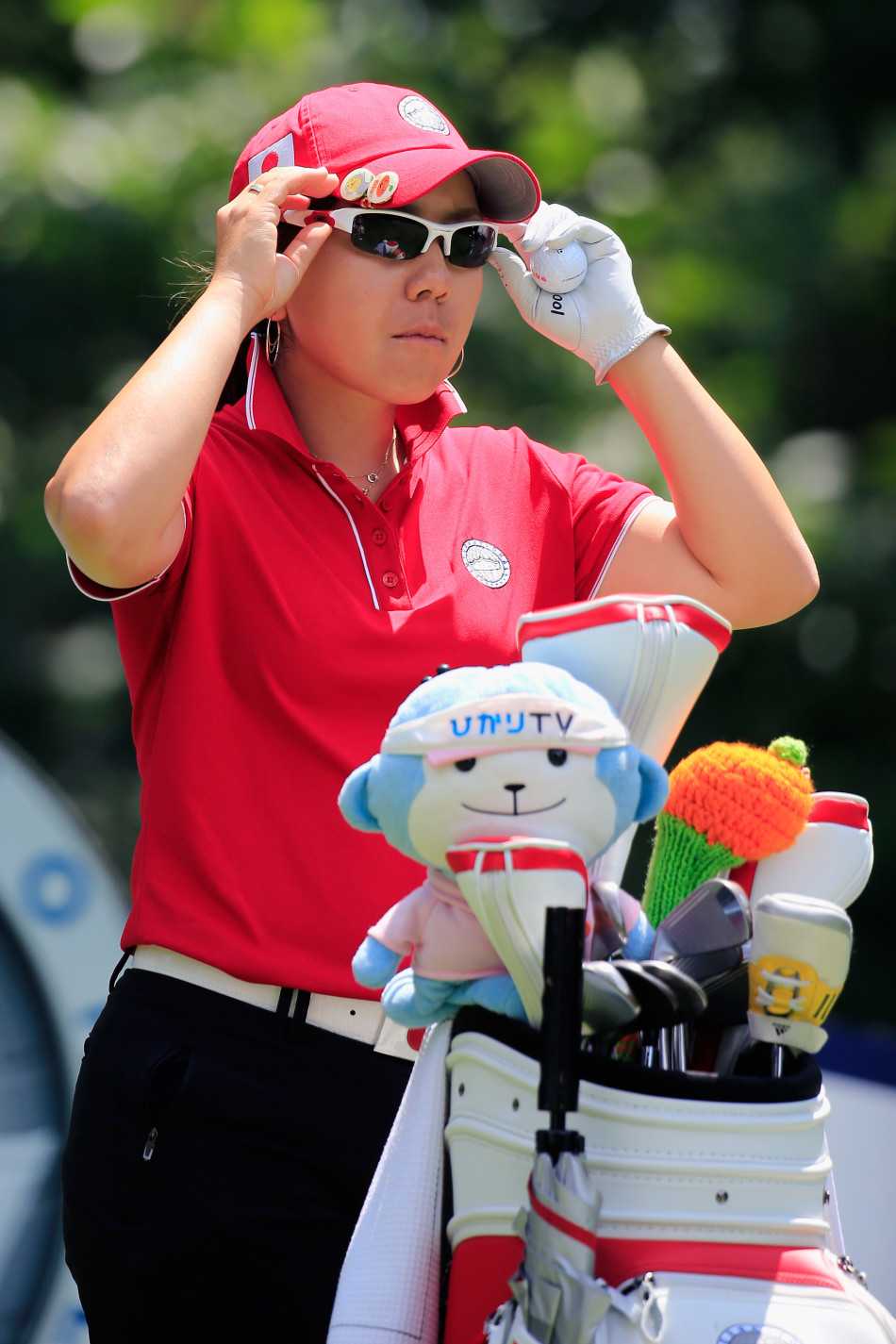 西班牙选手穆佐紧握拳头为自己低声鼓劲，眼中燃烧着对胜利的渴望与坚定信念。