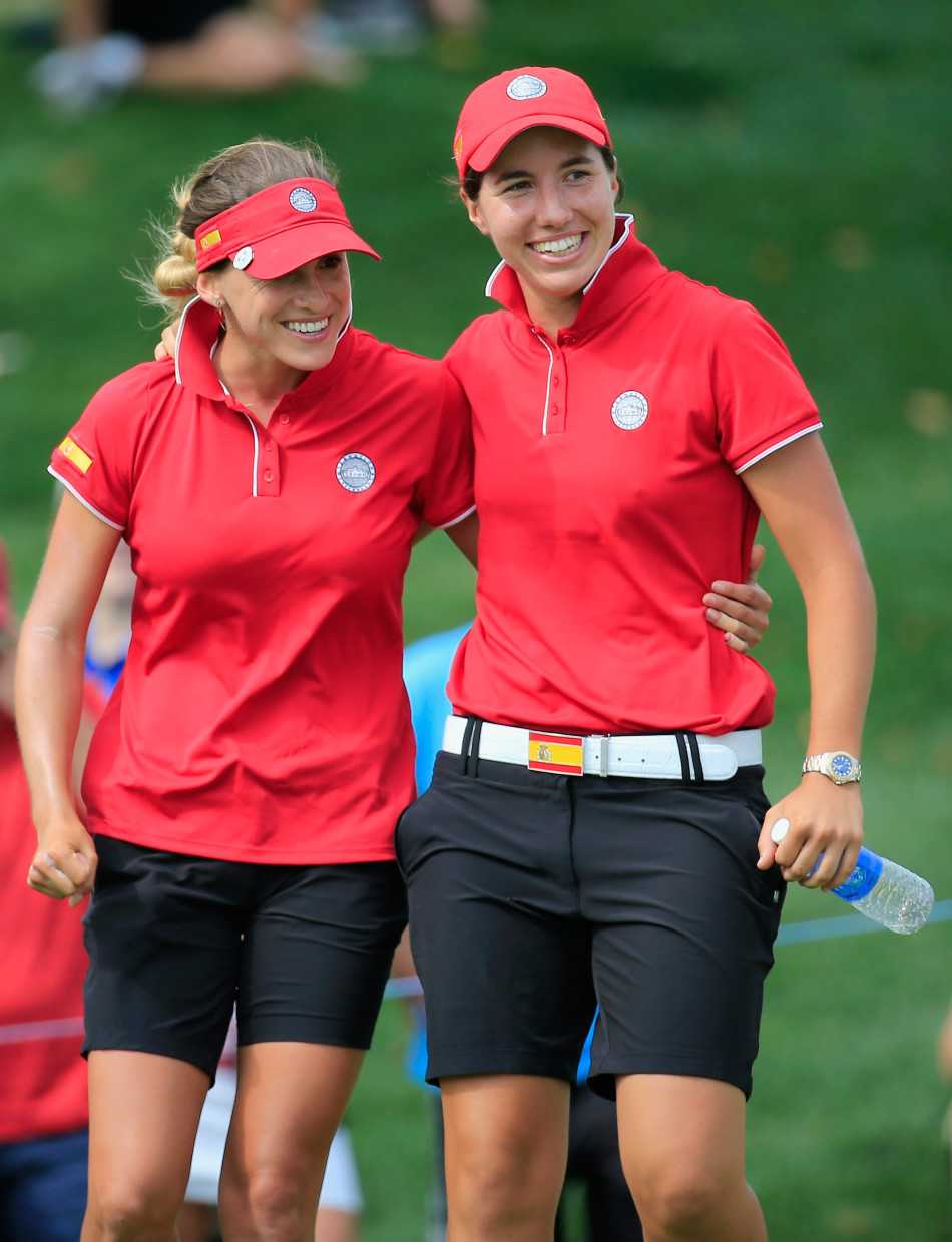 球员推杆后小球缓缓滚向球洞，瞬间的凝滞之后是成功的狂喜，标志着又一记关键进洞。