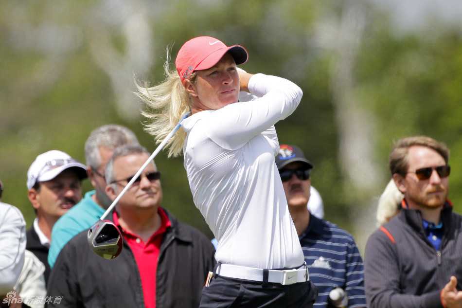 韩国选手切莉娅·崔在果岭边冷静观察线路，准备进行一记精巧的切杆，以挽救平标准杆。