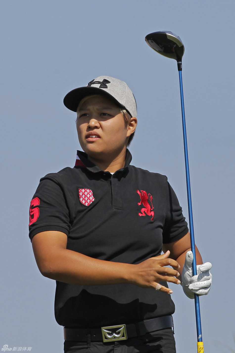 金楚龙在发球台上开球后，面露微笑向观众与对手挥手致意，彰显绅士风度。